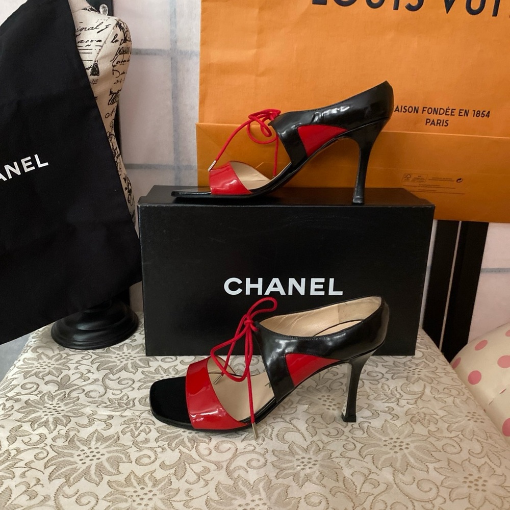 VTG CHANEL SZ 35 Red/Black Colorblk Patent Leather Tie Sandals Heels+Box+Dustbag